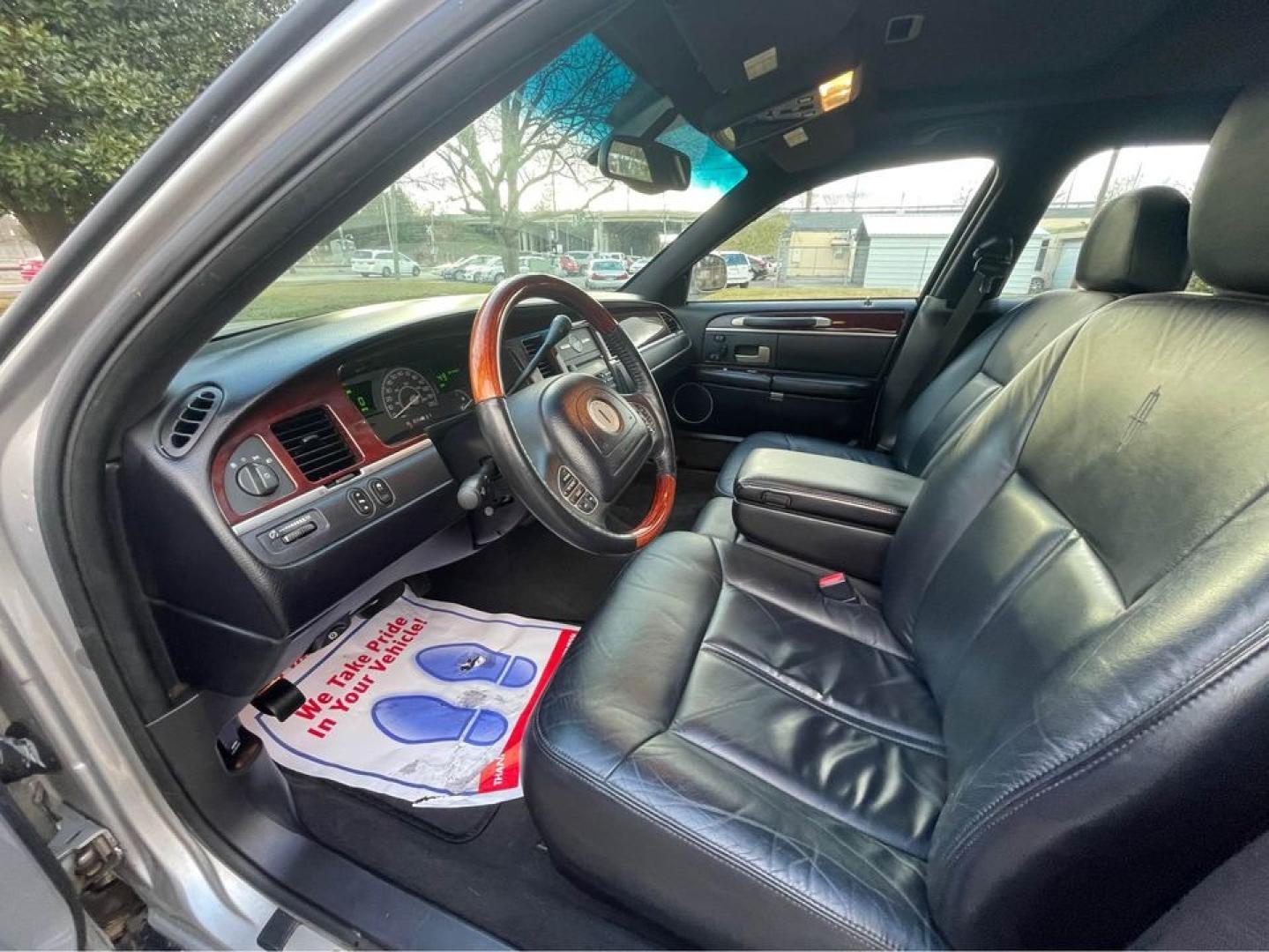 2004 Silver /Black Lincoln Town Car Ultimate (1LNHM83W84Y) with an 4.6 V8 engine, Automatic transmission, located at 5700 Curlew Drive, Norfolk, VA, 23502, (757) 455-6330, 36.841885, -76.209412 - Photo#10